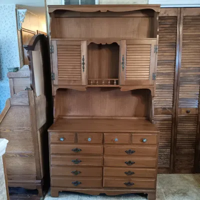 LOT 255: Sprague & Carleton Solid Maple Buffet Hutch