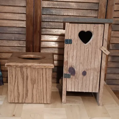 LOT 251: Bathroom Collection - Beaver Creek Outhouse Toilet Paper Holder, Wood Bathtub Sign & More