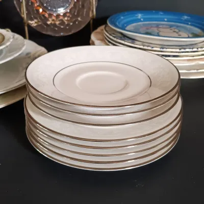 LOT 253: Miscellaneous Collection of Vintage and Contemporary China
