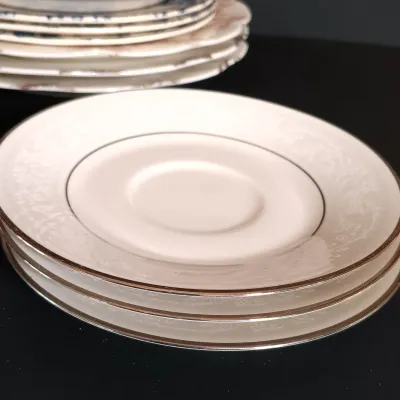 LOT 253: Miscellaneous Collection of Vintage and Contemporary China