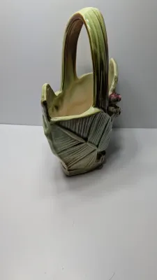 Sale Photo Thumbnail #265: The Vintage McCoy 1940s Leaves & Berries basket planter/vase is a highly collectible piece of American art pottery. Typically featuring a textured, woven-look basket with embossed botanical leaves and painted berries, these pieces are highly prized for th