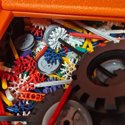 LOT 36B: Vintage K'NEX Building Block Set in Carrying Case