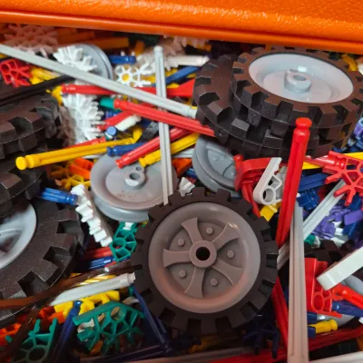 LOT 36B: Vintage K'NEX Building Block Set in Carrying Case