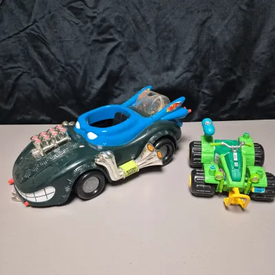 LOT 189B: Vintage 1992 TMNT Turtlemobile & Mutations Muta-Ski Vehicle