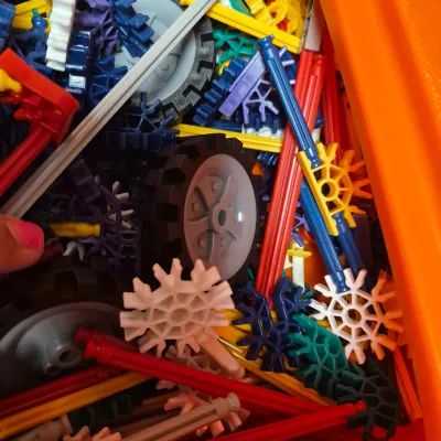 LOT 36B: Vintage K'NEX Building Block Set in Carrying Case