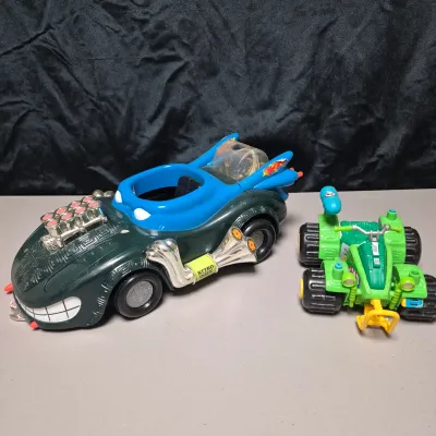 LOT 189B: Vintage 1992 TMNT Turtlemobile & Mutations Muta-Ski Vehicle