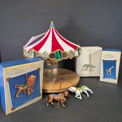 LOT 3B Hallmark Carousel Animated Display with 2 Horses, Lion, Giraffe & Polar Bear-Never Used
