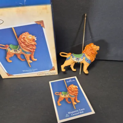 LOT 3B Hallmark Carousel Animated Display with 2 Horses, Lion, Giraffe & Polar Bear-Never Used