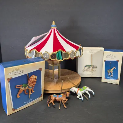 LOT 3B Hallmark Carousel Animated Display with 2 Horses, Lion, Giraffe & Polar Bear-Never Used