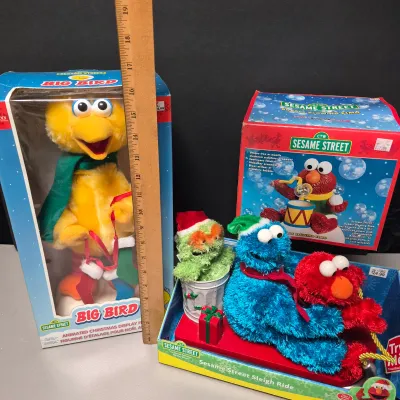 LOT 41B: Animated Big Bird, Sesame Street Sleigh Ride Animated Decor & Elmo Bubble Blower