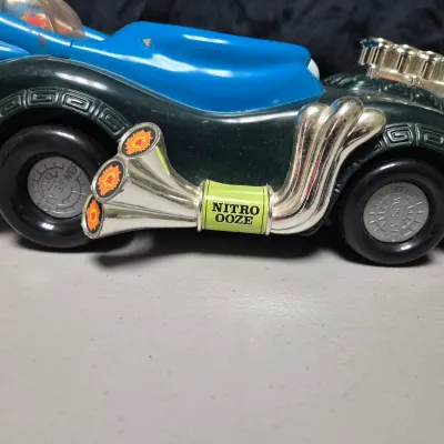LOT 189B: Vintage 1992 TMNT Turtlemobile & Mutations Muta-Ski Vehicle