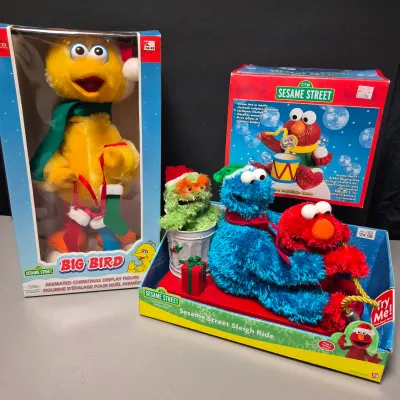 LOT 41B: Animated Big Bird, Sesame Street Sleigh Ride Animated Decor & Elmo Bubble Blower