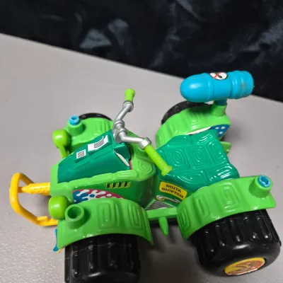 LOT 189B: Vintage 1992 TMNT Turtlemobile & Mutations Muta-Ski Vehicle