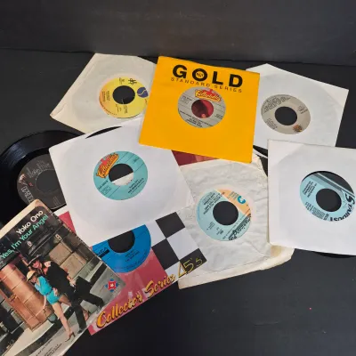 LOT 187B: Collection of Vinyl DJ Singles from Early 2000s (Sealed) & Assortment of 45s
