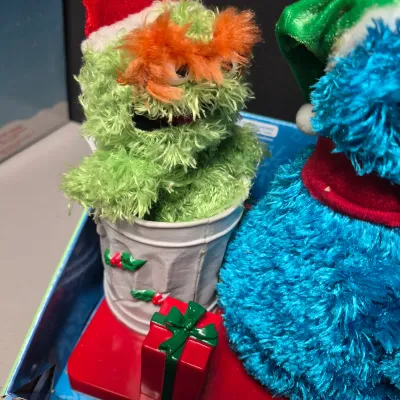 LOT 41B: Animated Big Bird, Sesame Street Sleigh Ride Animated Decor & Elmo Bubble Blower