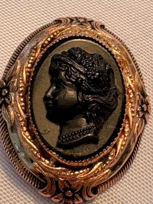 Sale Photo Thumbnail #271: Black Coro Cameo, green Peri cameo