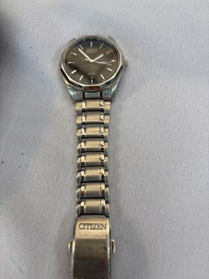 Sale Photo Thumbnail #159: Band needs to be attached, watch works. Box is damaged.