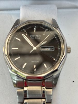 Sale Photo Thumbnail #158: Band needs to be attached, watch works. Box is damaged.