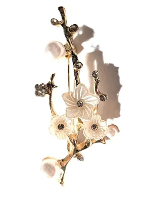 **NEW ARRIVAL** Bejeweled Enameled WHITE FLOWERS SPRAY BROOCH (2½" x 1") with 3 Faux Pearls on a Gold Tone Setting