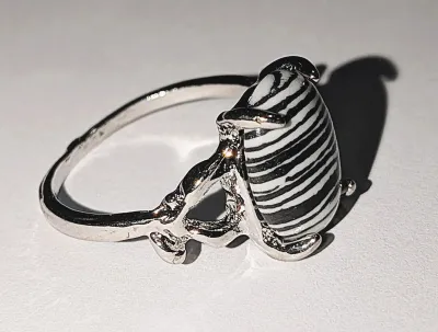**NEW ARRIVAL** Size 9½ WHITE & BLACK "Striped" Oval Cabochon 4-Prong Stone RING with Up/Down Band "KNOBS" on a...