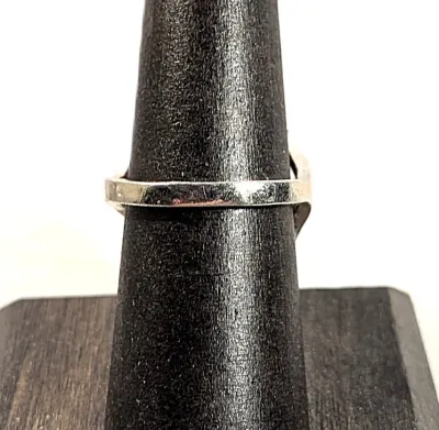 **NEW ARRIVAL** Size 7¾ BLUE "Crackled" TURQUISE Long Oval STONE RING with Dippled Surround on a Silver Tone Band (6.7g)