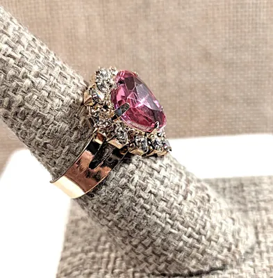 **NEW ARRIVAL** Size 7½ Magenta Colored HEART RING with Clear Stones Surround on a Rose Gold Tone ADJUSTABLE SPLIT Band (2.5g)