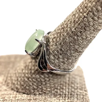 **NEW ARRIVAL** Size 9 LIME GREEN Oval 4-Prong Cabochon RING with Looped Swirl on a Silver Tone Band (3.5g)