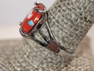 **NEW ARRIVAL** Size 10 RED & WHITE and More "Mottled" Oval Cabochon 4-Prong Stone RING with a 3-Line Band in a Silver Tone...