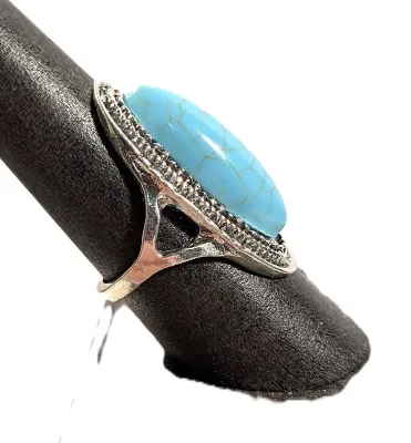 **NEW ARRIVAL** Size 7¾ BLUE "Crackled" TURQUISE Long Oval STONE RING with Dippled Surround on a Silver Tone Band (6.7g)