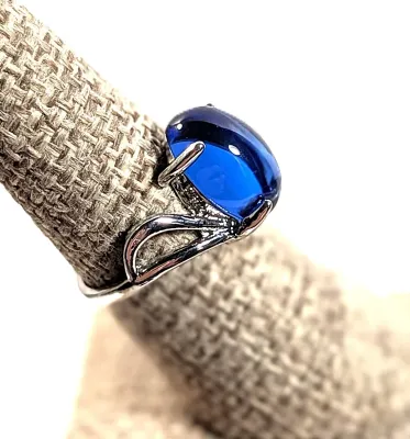 **NEW ARRIVAL** Size 7½ DEEP BLUE Oval GLASS STONE RING on a Looped Swirl Silver Tone Band (3.4g)