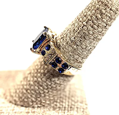 **NEW ARRIVAL** Size 7½ DEEP BLUE Rectangle 4-Prong STONE RING with Blue and Clear Side Band Accent Stones Gold Tone Band (5.9g)