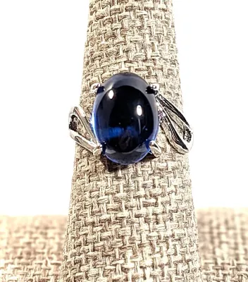 **NEW ARRIVAL** Size 7½ DEEP BLUE Oval GLASS STONE RING on a Looped Swirl Silver Tone Band (3.4g)