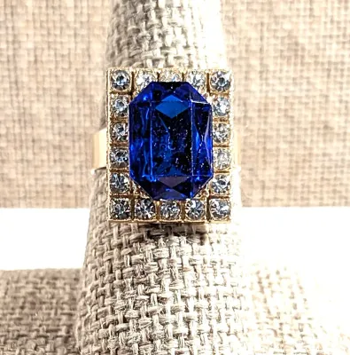 **NEW ARRIVAL** Size 8¼ BLUE Rectangle RING with Jeweled Clear Stones Surround on an ADJUSTABLE SPLIT BAND on a Gold Tone Setting (4.6g)