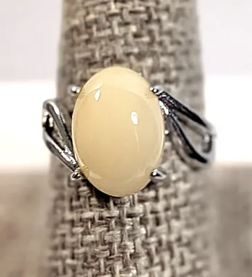 **NEW ARRIVAL** Size 8¾ BEIGE Oval 4-Prong Cabochon RING with Looped Swirl on a Silver Tone Band (3.6g)