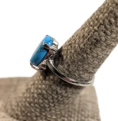 **NEW ARRIVAL** Size 7½ BLUE "Crackled" TURQUISE Oval STONE 4-Prong RING on a Classic Silver Tone Band (3.7g)