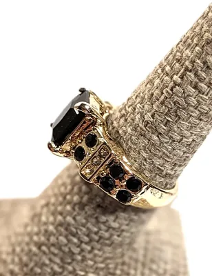 **NEW ARRIVAL** Size 7¼ BLACK Rectangle 4-Prong STONE RING with Blue and Clear Side Band Accent Stones Gold Tone Band (6.3g)