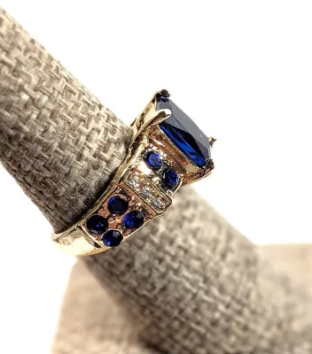 **NEW ARRIVAL** Size 7½ DEEP BLUE Rectangle 4-Prong STONE RING with Blue and Clear Side Band Accent Stones Gold Tone Band (5.9g)