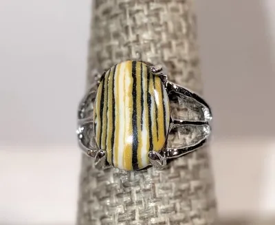 **NEW ARRIVAL** Size 6¾ YELLOW & BLACK "Striped" Oval Cabochon 4-Prong Stone RING with a 3-Line Band in a Silver Tone (3.1g)