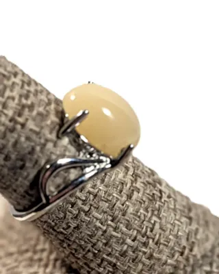 **NEW ARRIVAL** Size 8¾ BEIGE Oval 4-Prong Cabochon RING with Looped Swirl on a Silver Tone Band (3.6g)