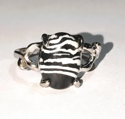 **NEW ARRIVAL** Size 8¾ BLACK & WHITE "Striped" Oval Cabochon 4-Prong Stone RING with Up/Down Band "KNOBS" on a...