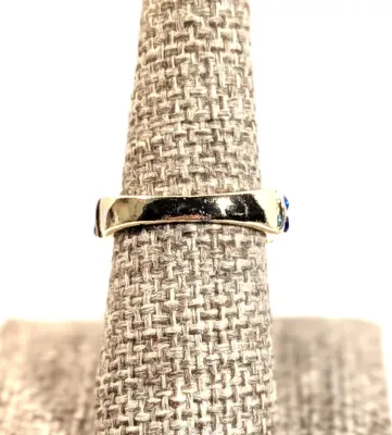 **NEW ARRIVAL** Size 7½ DEEP BLUE Rectangle 4-Prong STONE RING with Blue and Clear Side Band Accent Stones Gold Tone Band (5.9g)
