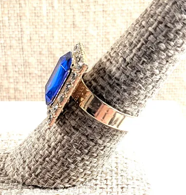 **NEW ARRIVAL** Size 8¼ BLUE Rectangle RING with Jeweled Clear Stones Surround on an ADJUSTABLE SPLIT BAND on a Gold Tone Setting (4.6g)