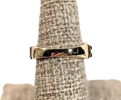 **NEW ARRIVAL** Size 7¼ BLACK Rectangle 4-Prong STONE RING with Blue and Clear Side Band Accent Stones Gold Tone Band (6.3g)