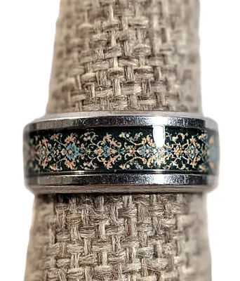 **NEW ARRIVAL** Size 7½ Infinity Style GREEN & YELLOW Graphic Design RING with Metal Rim of a Silver Tone Band (4.6g)