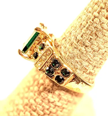 **NEW ARRIVAL** Size 7¾ DEEP GREEN Rectangle 4-Prong STONE RING with Green and Clear Side Band Accent Stones Gold Tone Band (6.0g)
