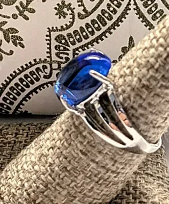 **NEW ARRIVAL** Size 7½ DEEP BLUE GLASS STONE 4-Prong RING with a 3-Line Band in a Silver Tone (3.6g)