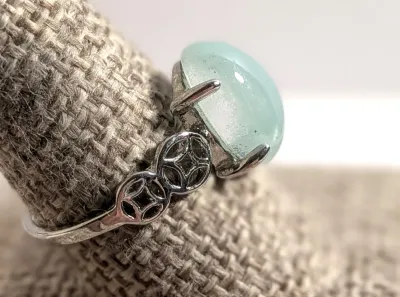 **NEW ARRIVAL** Size 9¼ GRAY GREEN GLASS STONE 4-Prong RING with a "Square in a Circle" Band in a Silver Tone (4.5g)