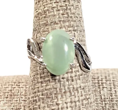 **NEW ARRIVAL** Size 9 LIME GREEN Oval 4-Prong Cabochon RING with Looped Swirl on a Silver Tone Band (3.5g)