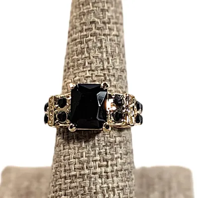 **NEW ARRIVAL** Size 7¼ BLACK Rectangle 4-Prong STONE RING with Blue and Clear Side Band Accent Stones Gold Tone Band (6.3g)