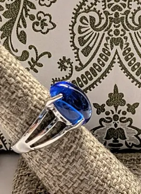**NEW ARRIVAL** Size 7½ DEEP BLUE GLASS STONE 4-Prong RING with a 3-Line Band in a Silver Tone (3.6g)